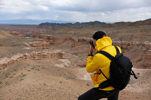 Almaty Kazakhstan 2020 Man Camera Photographs Charyn Canyon Located City — 스톡 사진