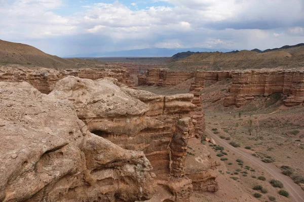 Charyn Kanyonu, Almaty yakınlarında. Bu erimiş suyla yıkanmış kuru bir vadi. Bu bölgeye ayrıca Kaleler Vadisi de denir..