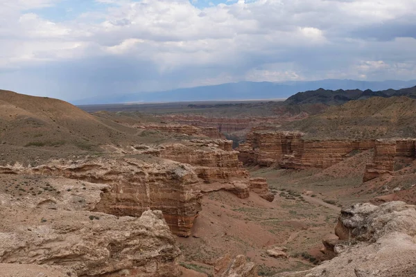 Charyn Kanyonu, Almaty yakınlarında. Bu erimiş suyla yıkanmış kuru bir vadi. Bu bölgeye ayrıca Kaleler Vadisi de denir..
