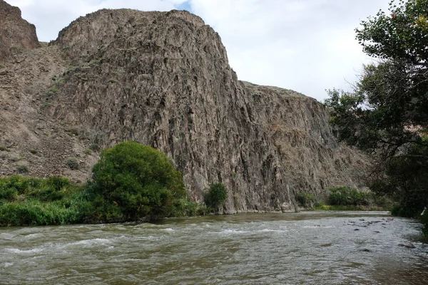 Nehir Charyn kanyonu boyunca akar..