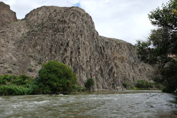 Nehir Charyn kanyonu boyunca akar..