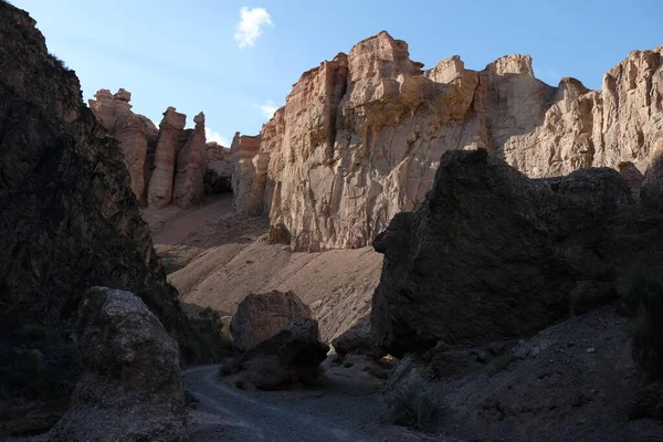 Charyn Kanyonu, Almaty yakınlarında. Bu erimiş suyla yıkanmış kuru bir vadi. Bu bölgeye ayrıca Kaleler Vadisi de denir..