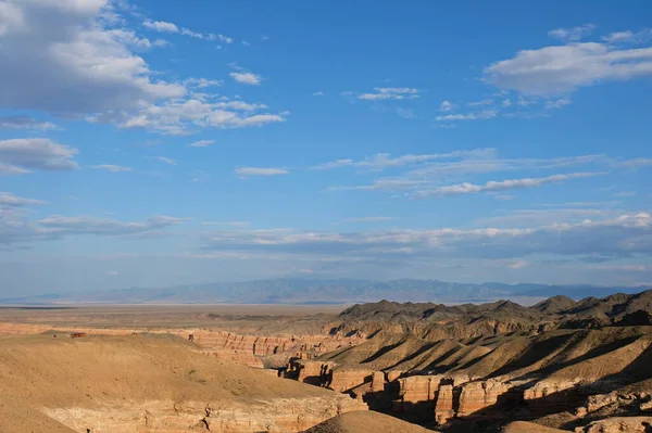 Charyn Kanyonu, Almaty yakınlarında. Bu erimiş suyla yıkanmış kuru bir vadi. Bu bölgeye ayrıca Kaleler Vadisi de denir..