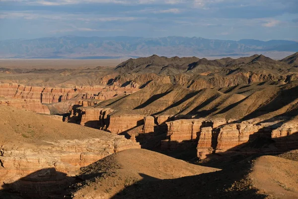 Charyn Kanyonu, Almaty yakınlarında. Bu erimiş suyla yıkanmış kuru bir vadi. Bu bölgeye ayrıca Kaleler Vadisi de denir..