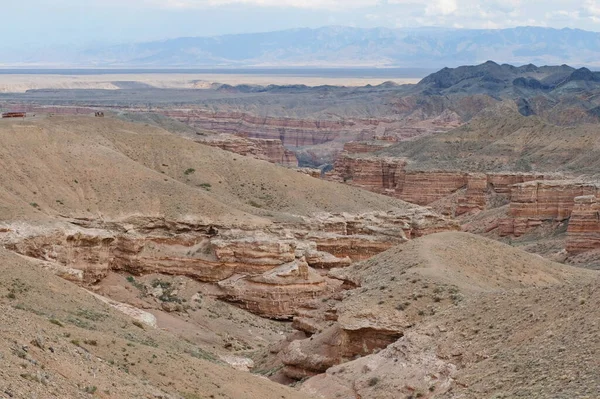 Charyn Kanyonu, Almaty yakınlarında. Bu erimiş suyla yıkanmış kuru bir vadi. Bu bölgeye ayrıca Kaleler Vadisi de denir..