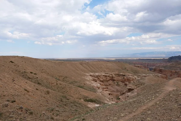 Charyn Kanyonu, Almaty yakınlarında. Bu erimiş suyla yıkanmış kuru bir vadi. Bu bölgeye ayrıca Kaleler Vadisi de denir..
