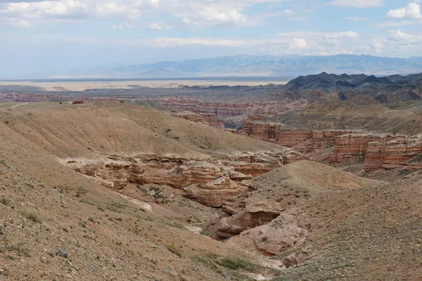 Charyn Kanyonu, Almaty yakınlarında. Bu erimiş suyla yıkanmış kuru bir vadi. Bu bölgeye ayrıca Kaleler Vadisi de denir..