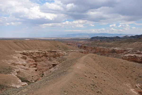 Charyn Kanyonu, Almaty yakınlarında. Bu erimiş suyla yıkanmış kuru bir vadi. Bu bölgeye ayrıca Kaleler Vadisi de denir..