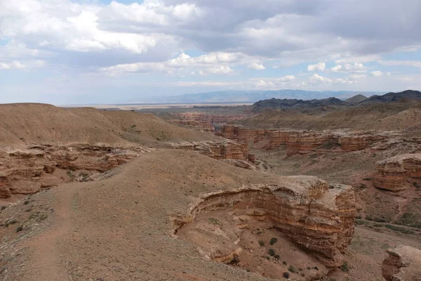 Charyn Kanyonu, Almaty yakınlarında. Bu erimiş suyla yıkanmış kuru bir vadi. Bu bölgeye ayrıca Kaleler Vadisi de denir..