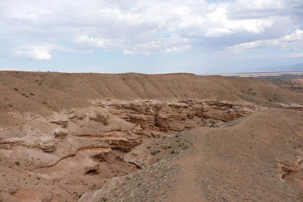 Charyn Kanyonu, Almaty yakınlarında. Bu erimiş suyla yıkanmış kuru bir vadi. Bu bölgeye ayrıca Kaleler Vadisi de denir..