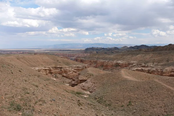 Charyn Kanyonu, Almaty yakınlarında. Bu erimiş suyla yıkanmış kuru bir vadi. Bu bölgeye ayrıca Kaleler Vadisi de denir..
