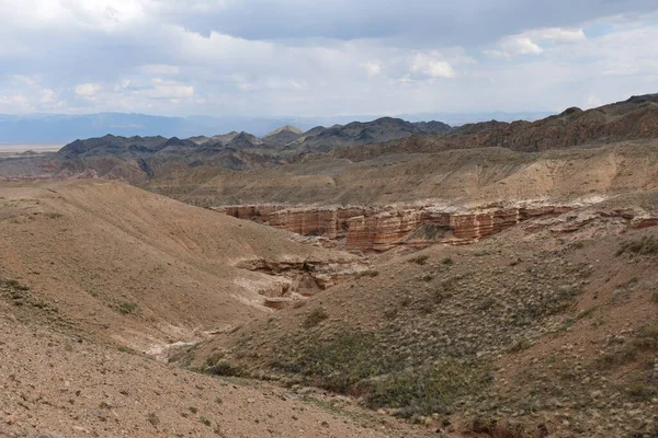 Charyn Kanyonu, Almaty yakınlarında. Bu erimiş suyla yıkanmış kuru bir vadi. Bu bölgeye ayrıca Kaleler Vadisi de denir..
