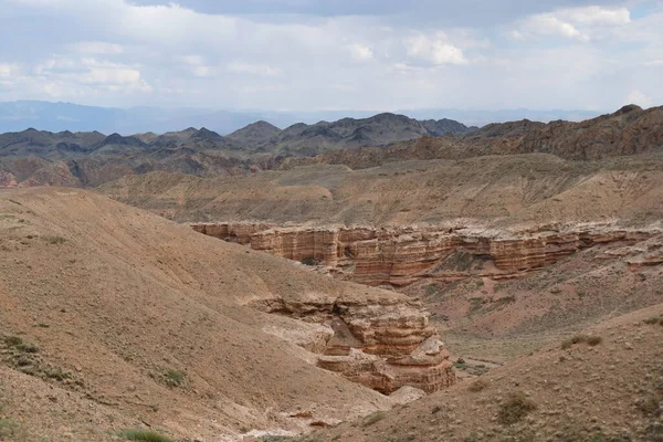 Charyn Kanyonu, Almaty yakınlarında. Bu erimiş suyla yıkanmış kuru bir vadi. Bu bölgeye ayrıca Kaleler Vadisi de denir..