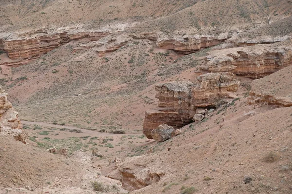 Charyn Kanyonu, Almaty yakınlarında. Bu erimiş suyla yıkanmış kuru bir vadi. Bu bölgeye ayrıca Kaleler Vadisi de denir..