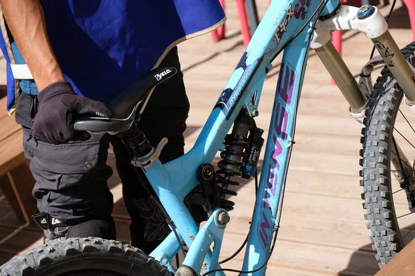 アルマトイ カザフスタン 2020 保護手袋の男は自転車の座席を保持しています — ストック写真