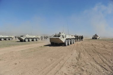 Almaty / Kazakistan - 04.19.2012: Açık alanda görev yapan özel araçlar ve askerler. Kazak ordusunun taktik tatbikatları..