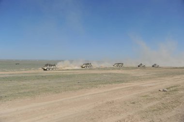 Almaty / Kazakistan - 04.19.2012: Açık alanda görev yapan özel araçlar ve askerler. Kazak ordusunun taktik tatbikatları..