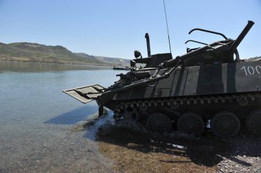 Almaty / Kazakistan - 04.19.2012: Askeri araçların nehirdeki pantonlarla geçişi.