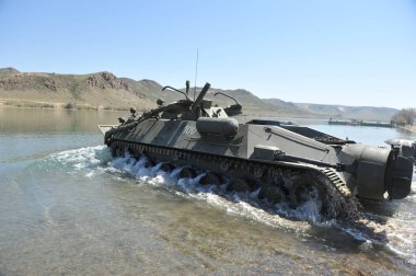 Almaty / Kazakistan - 04.19.2012: Askeri araçların nehirdeki pantonlarla geçişi.