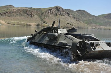 Almaty / Kazakistan - 04.19.2012: Askeri araçların nehirdeki pantonlarla geçişi.