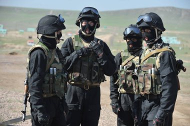 Almaty / Kazakistan - 04.19.2012: Kazak ordusunun askerleri askeri-taktik tatbikatlara başlamadan önce tam teçhizata geçtiler