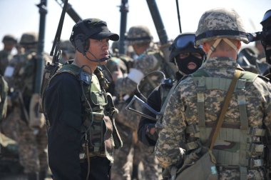 Almaty / Kazakistan - 04.19.2012: Kazak ordusunun askerleri askeri-taktik tatbikatlara başlamadan önce tam teçhizata geçtiler