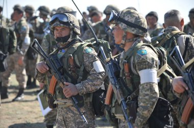 Almaty / Kazakistan - 04.19.2012: Kazak ordusunun askerleri askeri-taktik tatbikatlara başlamadan önce tam teçhizata geçtiler