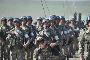 Almaty / Kazakistan - 04.19.2012: Kazak ordusunun askerleri askeri-taktik tatbikatlara başlamadan önce tam teçhizata geçtiler