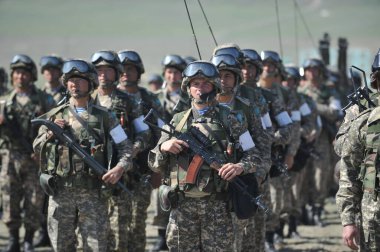 Almaty / Kazakistan - 04.19.2012: Kazak ordusunun askerleri askeri-taktik tatbikatlara başlamadan önce tam teçhizata geçtiler