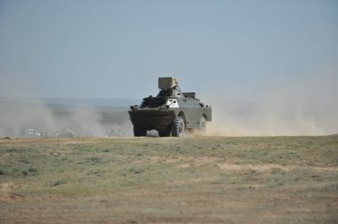 Almaty / Kazakistan - 04.19.2012: Askeri taktik tatbikat sırasında özel bir nakliye aracı bölgeden geçiyor