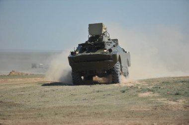 Almaty / Kazakistan - 04.19.2012: Askeri taktik tatbikat sırasında özel bir nakliye aracı bölgeden geçiyor