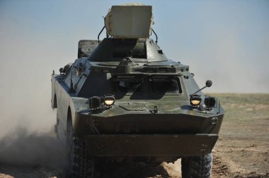 Almaty / Kazakistan - 04.19.2012: Askeri taktik tatbikat sırasında özel bir nakliye aracı bölgeden geçiyor