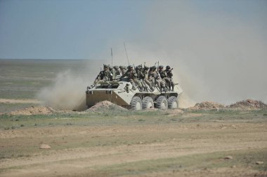 Almaty / Kazakistan - 04.19.2012: Açık alanda görev yapan özel araçlar ve askerler. Kazak ordusunun taktik tatbikatları..