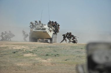 Almaty / Kazakistan - 04.19.2012: Açık alanda görev yapan özel araçlar ve askerler. Kazak ordusunun taktik tatbikatları..