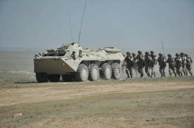 Almaty / Kazakistan - 04.19.2012: Açık alanda görev yapan özel araçlar ve askerler. Kazak ordusunun taktik tatbikatları..