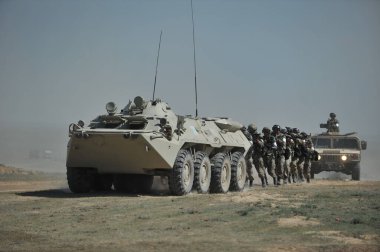 Almaty / Kazakistan - 04.19.2012: Açık alanda görev yapan özel araçlar ve askerler. Kazak ordusunun taktik tatbikatları..