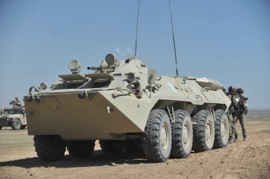 Almaty / Kazakistan - 04.19.2012: Açık alanda görev yapan özel araçlar ve askerler. Kazak ordusunun taktik tatbikatları..