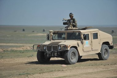 Almaty / Kazakistan - 04.19.2012: Açık alanda görev yapan özel araçlar ve askerler. Kazak ordusunun taktik tatbikatları..