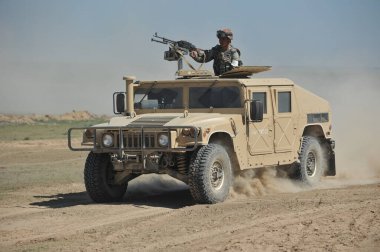 Almaty / Kazakistan - 04.19.2012: Açık alanda görev yapan özel araçlar ve askerler. Kazak ordusunun taktik tatbikatları..