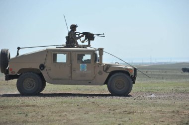 Almaty / Kazakistan - 04.19.2012: Açık alanda görev yapan özel araçlar ve askerler. Kazak ordusunun taktik tatbikatları..