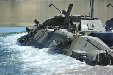 Almaty / Kazakistan - 04.19.2012: Askeri araçların nehirdeki pantonlarla geçişi.