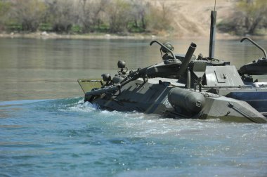 Almaty / Kazakistan - 04.19.2012: Askeri araçların nehirdeki pantonlarla geçişi.