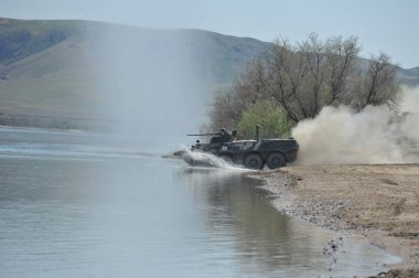 Almaty / Kazakistan - 04.19.2012: Askeri araçların nehirdeki pantonlarla geçişi.