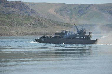 Almaty / Kazakistan - 04.19.2012: Askeri araçların nehirdeki pantonlarla geçişi.