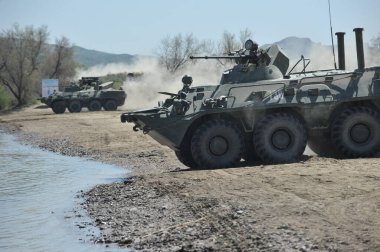 Almaty / Kazakistan - 04.19.2012: Askeri araçların nehirdeki pantonlarla geçişi.