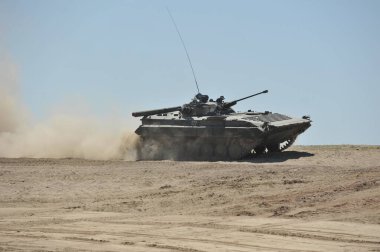 Almaty / Kazakistan - 04.19.2012: Askeri taktik tatbikat sırasında özel bir nakliye aracı bölgeden geçiyor.
