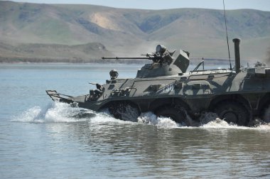 Almaty / Kazakistan - 04.19.2012: Askeri araçların nehirdeki pantonlarla geçişi.