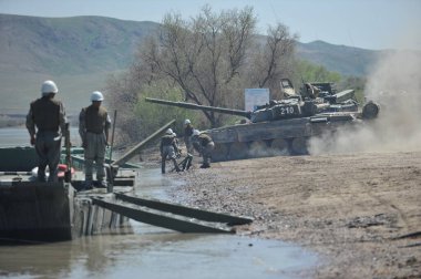 Almaty / Kazakistan - 04.19.2012: Askeri araçların nehirdeki pantonlarla geçişi.