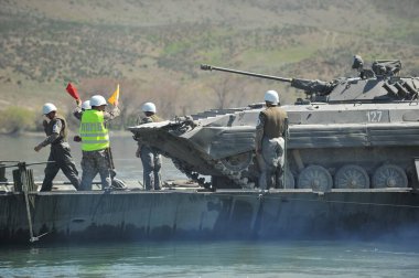 Almaty / Kazakistan - 04.19.2012: Askeri araçların nehirdeki pantonlarla geçişi.