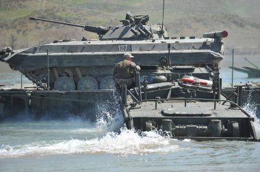 Almaty / Kazakistan - 04.19.2012: Askeri araçların nehirdeki pantonlarla geçişi.